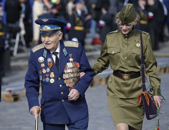Un veterano de la II Guerra Mundial, momentos antes del inicio del desfile en la Plaza Roja. Foto: Alexander Zemlianichenko/ AP