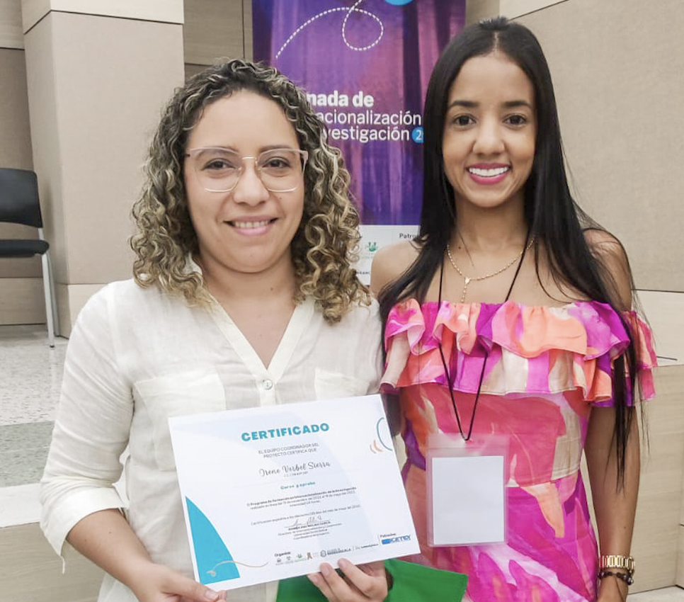 La docente del programa de Licenciatura en Música, Irene Verbel Sierra y la directora de la Oficina de Relaciones Internacionales, Olisney De Luque Montaño, ambas de Uniguajira