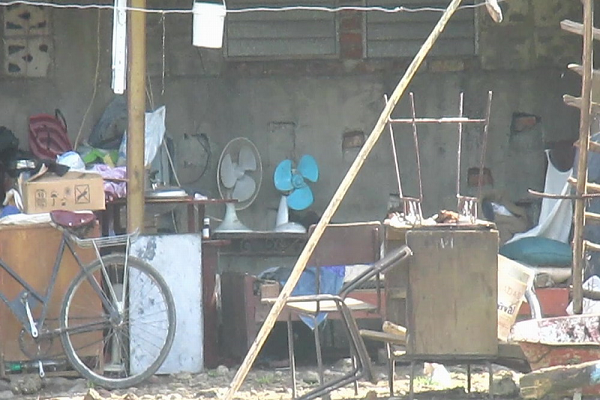 Enseres de familias desalojadas por el gobierno de Bayamo
