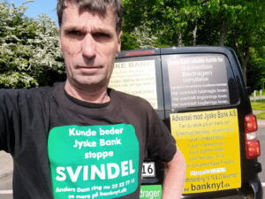 Anders Dam gå af, og sæt dit mandat frit, du skader Jyske Banks omdømme. Vi mødes alligevel til november, da du Anders Dam bliver indkaldt som vidne.