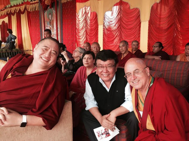 Ngài Ricard đang ở cùng với sư trụ trì Rabjam Rinpoche (bên trái) và Tiến sĩ Sandak Ruit - một bác sĩ phẫu thuật mắt làm việc tự do, chuyên đưa thuốc đến những khu vực cô lập và nghèo nàn trên thế giới,kể cả chuyến đi bí mật tới Bắc Triều Tiên