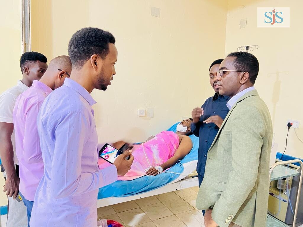 SJS Secretary General Abdalle Mumin and media directors visit M24 TV cameraman Ahmed Omar Nur in the hospital on Sunday 21 August 2022