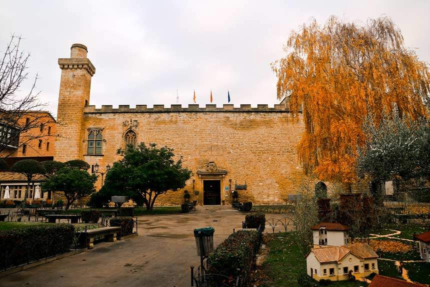 Qué ver en Olite Qué ver en Navarra Pueblos más bonitos de Navarra Palacio Viejo Parador de Olite Plaza de Teobaldos