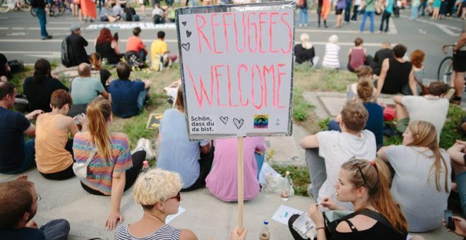 Manifestantes en Dresde en favor de los refugiados. EFE/EPA/OLIVER KILLIG