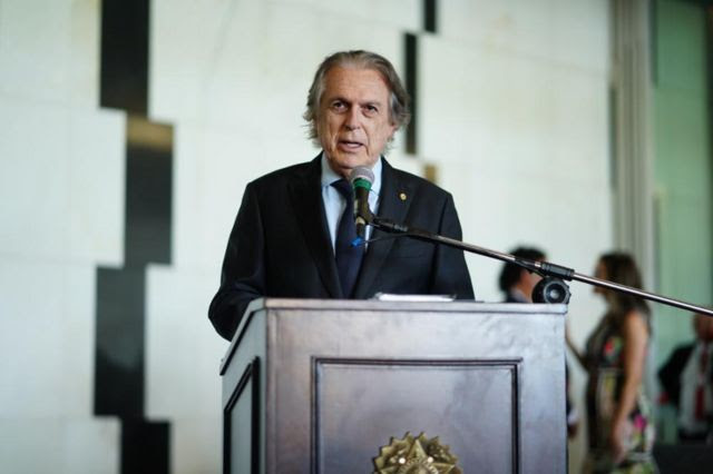 Presidente do União Brasil, o deputado Luciano Bivar fala ao microfone