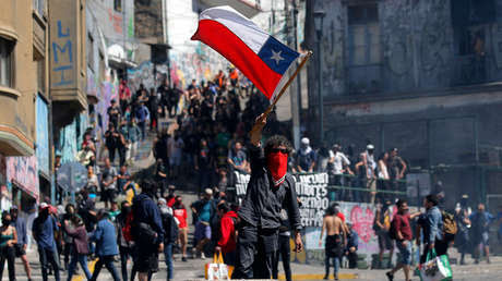 Manifestantes se enfrentan a la policía en una protesta contra el aumento del metro en Valparaíso, Chile, el 21 de octubre de 2019.