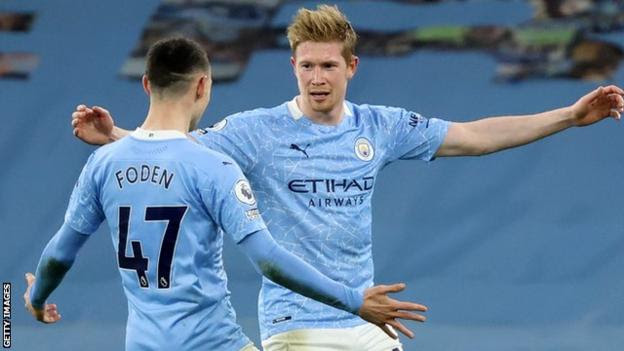 Kevin de Bruyne celebrates a Manchester City with team-mate Phil Foden