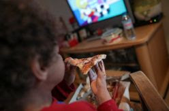 Las familias vulnerables que reciben los menús de Telepizza: "Es incomprensible que alimenten así a nuestros hijos"