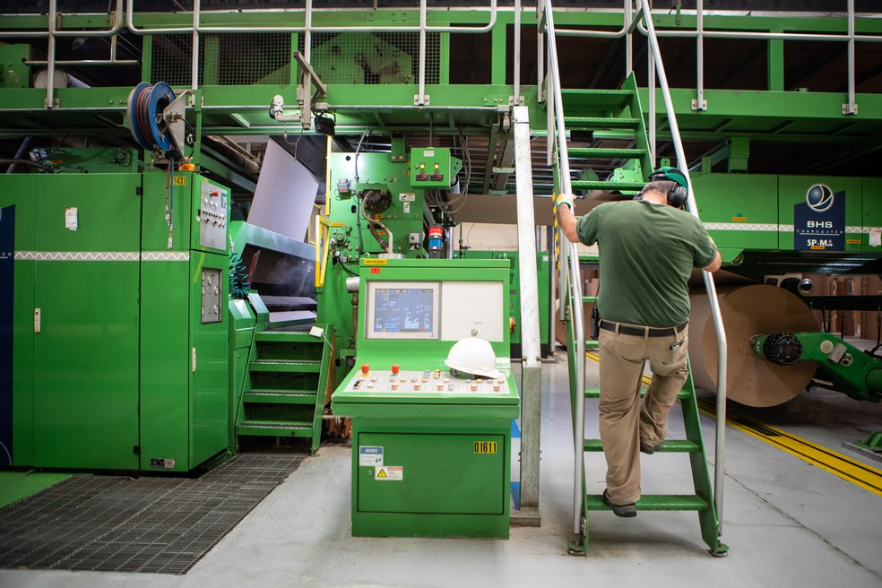 Fábrica de papelão ondulado para embalagens no interior de São Paulo; produção industrial cresce 2,6% em setembro e recupera patamar pré-pandemia, segundo IBGE — Foto: Fabio Tito/G1