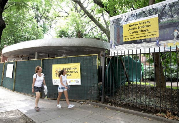 Los trabajos cuestionados reemplazan al antiguo portón de rejas