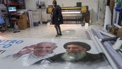 Nella città di Najaf, in Iraq, un poster ritrae Papa Francesco assieme all'Ayatollah Ali-Sistani preannunciando il loro incontro