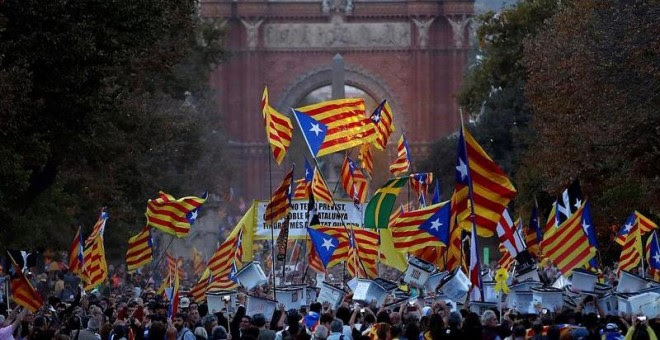 01/10/2018.- Vista de la manifestación soberanista, a su paso por el Arco de Triunfo de Barcelona, que tiene lugar esta tarde con motivo del primer aniversario del 1-O, bajo el lema 'Recuperemos el 1 de Octubre'. EFE/ Alberto Estévez