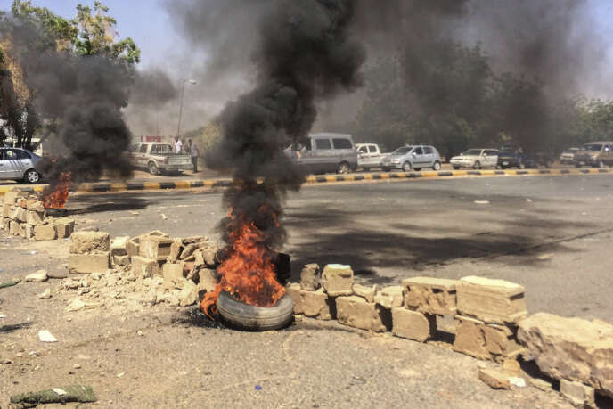 A Khartoum, près d’une base militaire, lors de manifestations antigouvernementales, le 7 avril.