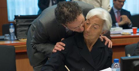 El presidente del Eurogrupo, Jeroen Dijsselbloem, besa a la directora gerente del FMI, Christine Lagarde, al comienzo de la reunion de ministros de Finanzas de la Eurozona. REUTERS/Philippe Wojazer