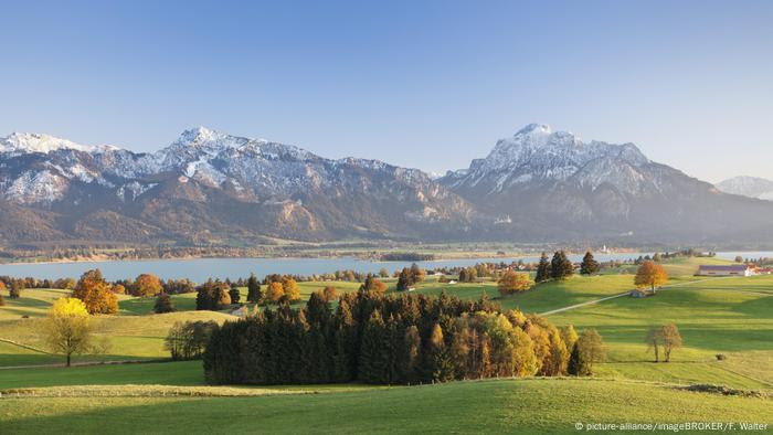 Paisagem verde e de montanhas na Alemanha Paisagem verde e de montanhas na Alemanha