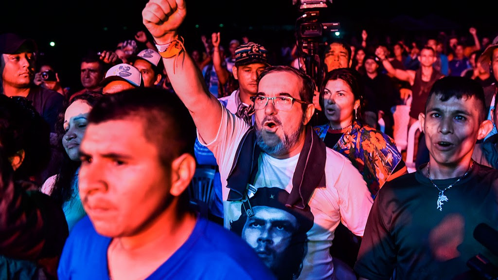 “Timochenko”, líder de la guerrilla, vestido con una camiseta de Ernesto “Che” Guevara (AFP)