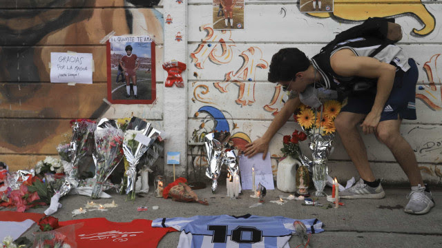 Nas ruas de Buenos Aires, argentinos choram morte de Maradona