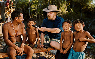 Daniel Everett com indígenas. Foto: David Levene/Guardian News & Media