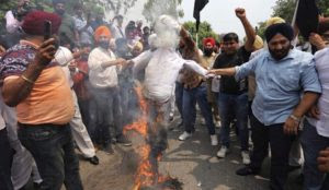 Pakistan: Sikhs burn effigies of Prime Minister Imran Khan over forced conversions