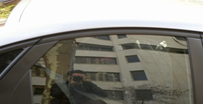 El exvicepresidente del Gobierno Rodrigo Rato, en el interior de un coche en el que ha abandonado a toda velocidad los juzgados de Plaza de Castilla. EFE/Víctor Lerena