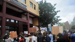 Des militants guinéens de "Balai Citoyen Guinee" participent à une manifestation devant la cour constitutionnelle de Conakry, le 19 septembre 2018.