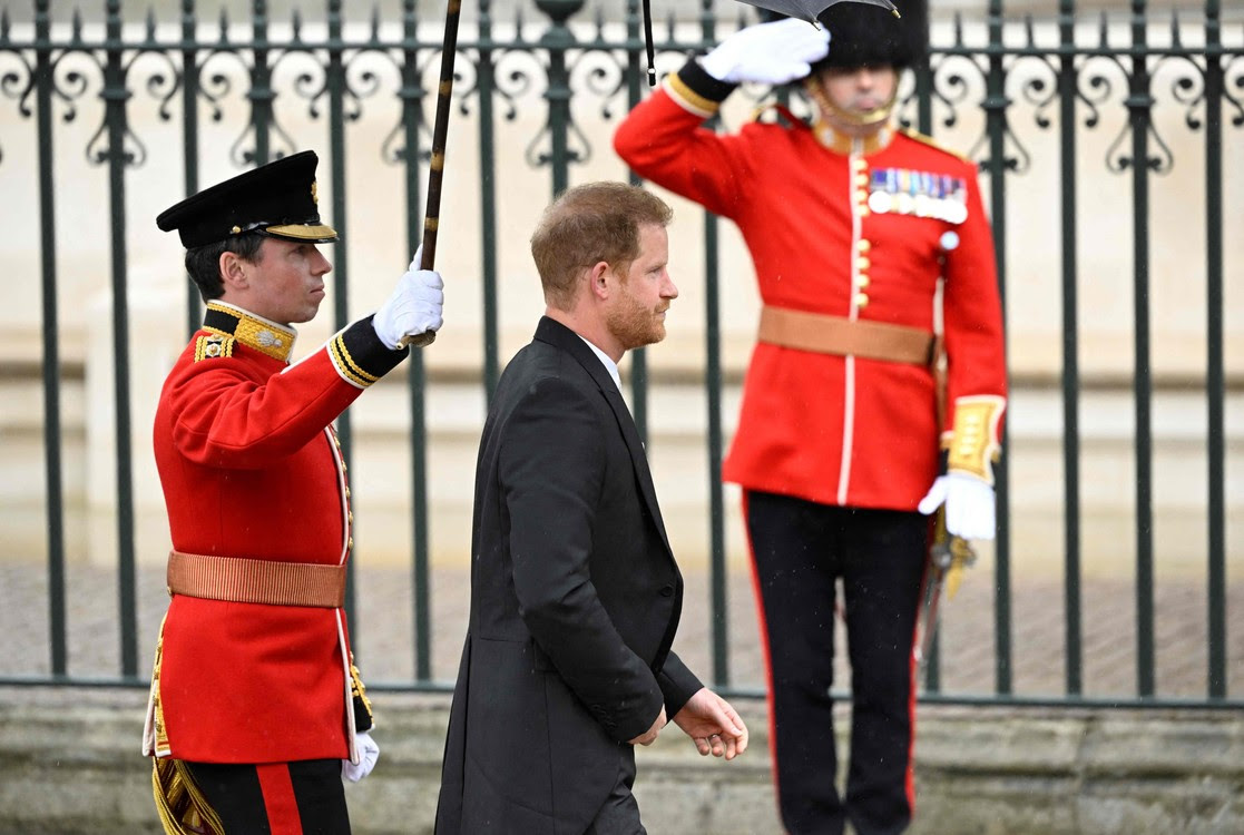 Hoàng tử Harry là một trong những thành viên hoàng gia Anh đầu tiên bước vào Tu viện Westminster.  (Ảnh của TOBY MELVILLE/POOL/AFP)
