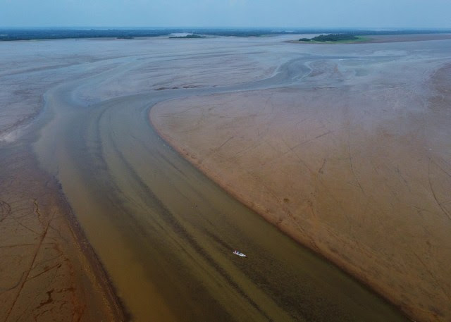 Bancos de areia, so vistos em trecho do rio Solimes, afetado pela seca, em Manacapuru (AM), sbado, 30 de setembro de 2023. Milhares de famlias do Amazonas, esto sofrendo com os efeitos de uma seca severa, falta de gua potvel, excassez de alimentos e isolamento das comunidades ribeirinhas, podem afetar cerca de 500 mil pessoas at o fim do ano, segundo o governo do Amazonas.