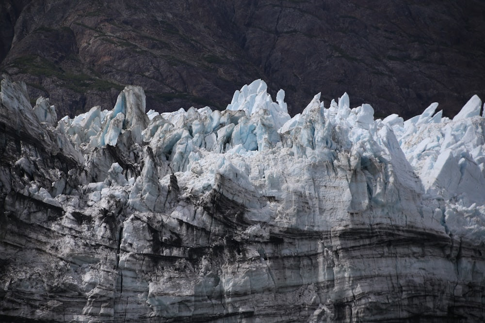 montagna rocciosa marrone durante il giorno