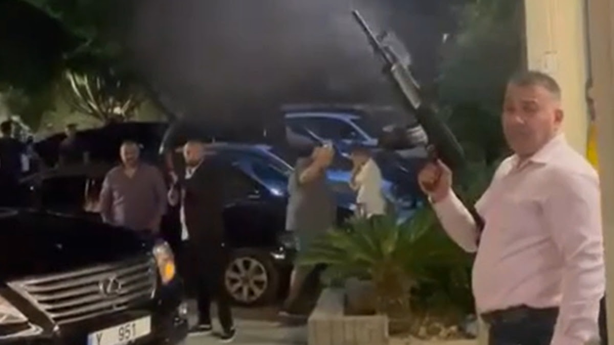 شاهد نائب لبناني يثير الجدل بإطلاقه الرصاص في الهواء من رشاش حربي في حفل زفاف