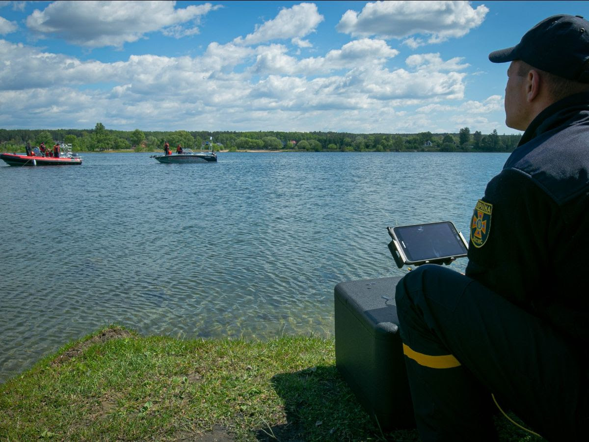 Rescuers are looking for explosive devices in lake Blakytne in the village of Gorenka, which was at the epicenter of fires by the occupiers in Kyiv region  (C) The State Emergency Service of Ukraine