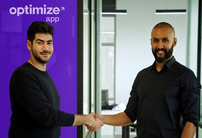 المؤسس والمدیر التنفیذي لتطبیق أوبتیمایز بدر الكاظمي مع المدیر التنفیذي للتسویق الجديد في تطبیق أوبتیمایز والشریك المؤسس عید المجیبل (من اليسار الى اليمين)