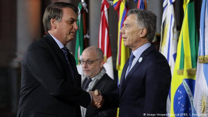 Presidentes Jair Bolsonaro e Mauricio Macri se cumprimentam na cúpula do Mercosul em Santa Fé, na Argentina