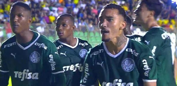Jogadores do Palmeiras comemoram gol sobre o Mirassol em jogo da Copinha