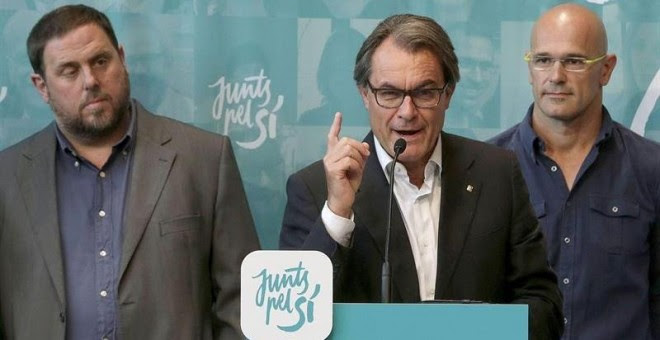 El líder de ERC, Oriol Junqueras; el presidente catalán en funciones, Artur Mas (CDC); y el candidato de Junts pel Sí, Raül Romeva, durante una conferencia de prensa en el Born Centre Cultural de Barcelona./ EFE