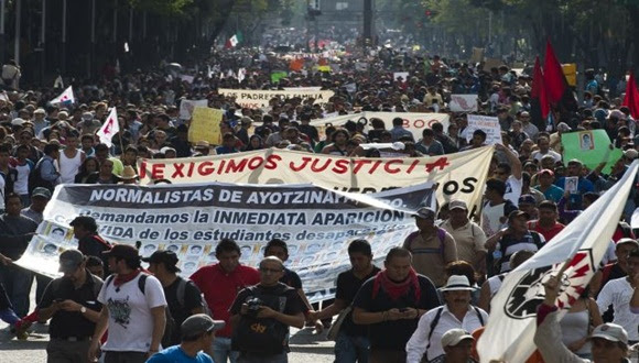 Imágenes de masiva protesta por estudiantes desaparecidos en México. Foto / Telesur. marcha-por-estudiantes-desaparecidos-1_642x428