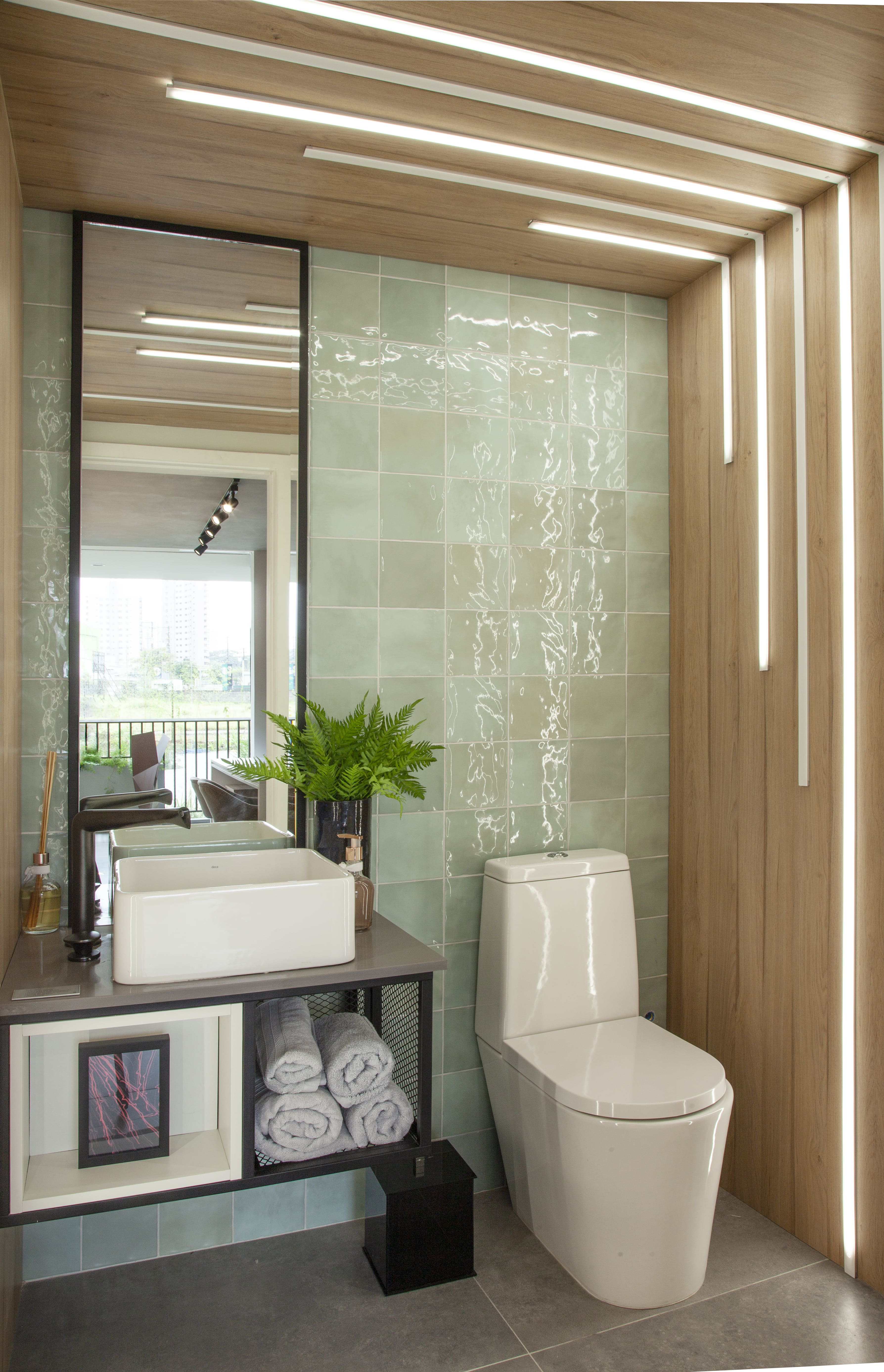 Nesse lavabo assinado pelo arquiteto Bruno Moraes, o revestimento cerâmico é marcado pela uniformidade de suas peças, o que simplifica o processo de paginação e instalação | Foto: Luis Gomes