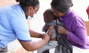 Un niño menor de 5 años recibe la vacuna contra el sarampión en una policlínica local de Zimbabue.
