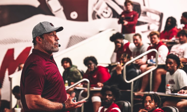 Life coach Tony Robbins speaks to Alabama team during 2022 Fall Camp