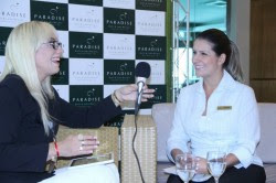 Paradise Laura Renzi enrevistando Tatiana Alabarce representante do MArketing do Resort