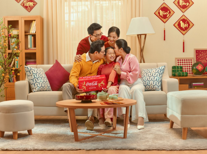 Coca-Cola với sắc đỏ trên bao bì làm tăng không khí Tết tại các gia đình Việt. Ảnh: Coca-Cola Vietnam
