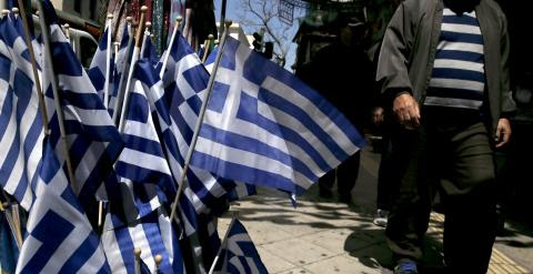 Banderas griegas en una tienda en el centro de Atenas. REUTERS/Alkis Konstantinidis
