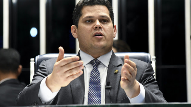 Alcolumbre contraria família Bolsonaro e amplia CPI das Fake News