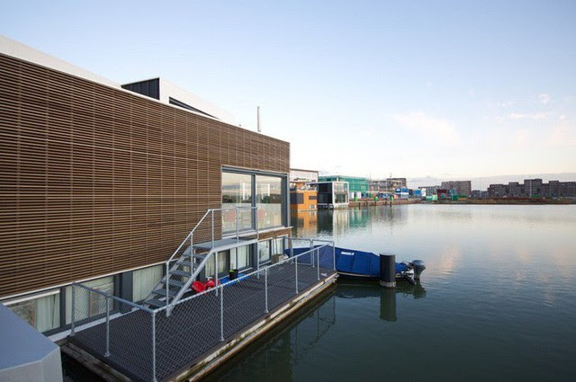 Ngạc nhiên với hàng trăm ngôi nhà xinh đẹp được xây nổi trên mặt nước tại Amsterdam photo 11 15572187636321090588800 Ngạc nhiên với hàng trăm ngôi nhà xinh đẹp được xây nổi trên mặt nước tại Amsterdam