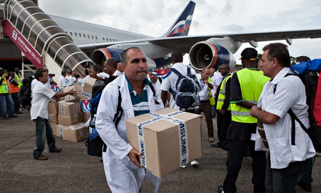 Doctores y trabajadores de la salud cubanos arribaron al aeropuerto de Freetown para ayudar a la batalla contra  el ébola en Sierra Leona. Foto: Florian Plaucheur/AFP/Getty Images