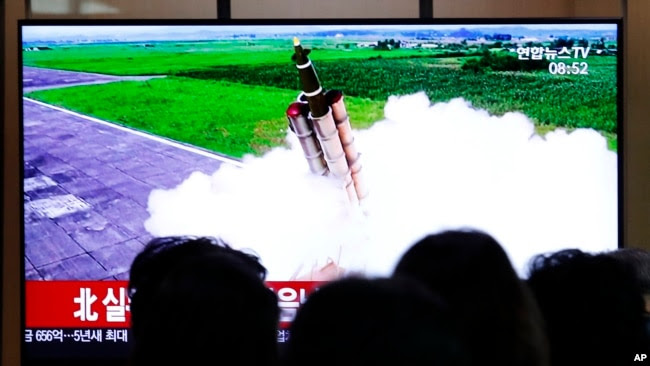 Dân Hàn quốc xem truyền hình chiếu vụ phóng tên lửa đạn đạo mới của Triều Tiên tại trạm xe lửa Seoul, thứ Tư 2/10/2019. (AP Photo/Ahn Young-joon)