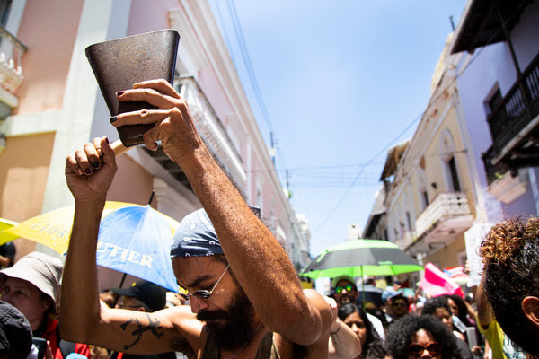 Manifestantes pidieron la renuncia del gobernador de Puerto Rico, Ricardo Rosselló, en San Juan el domingo.