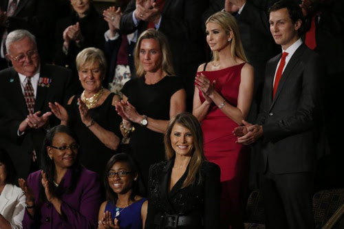 Các khách mời đứng cùng Đệ nhất Phu nhân Melania Trump (bên phải hàng trước) dự bài phát biểu của Trump trước quốc hội Mỹ năm ngoái. Ảnh: AFP.