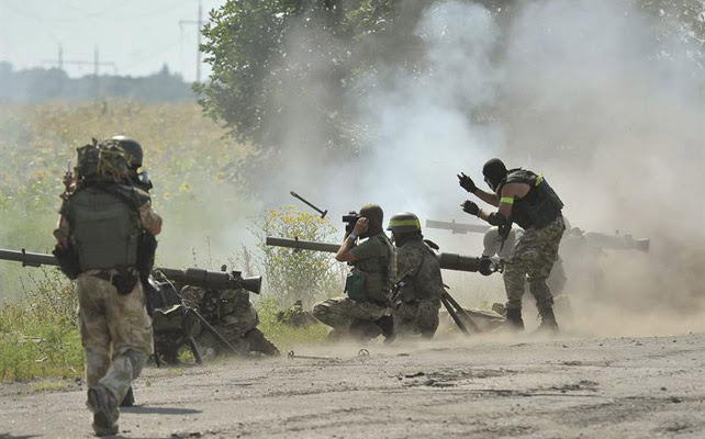 Soldados ucranianos disparan a las posiciones de separastistas prorusos cerca a Pervomaysk, en los alrededores de la ciudad de Lugansk, Ucrania, este jueves 31 de julio de 2014.