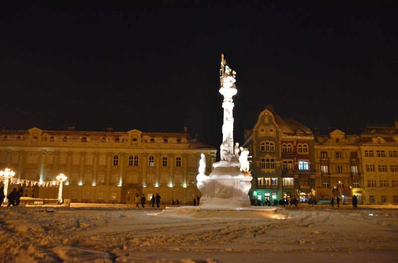monument-sfinta-treime-piata-unirii-timisoara-noaptea-zapada