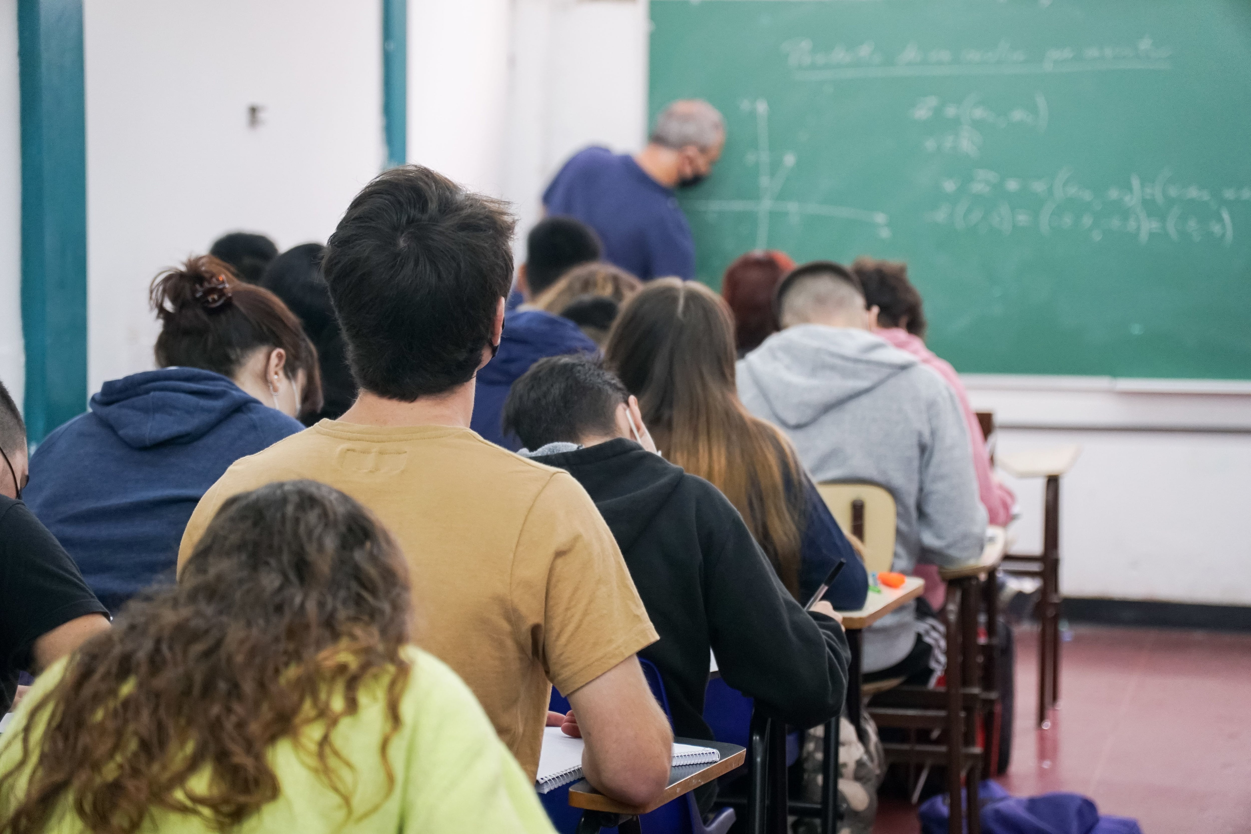 La Argentina tiene pocos graduados terciarios o universitarios